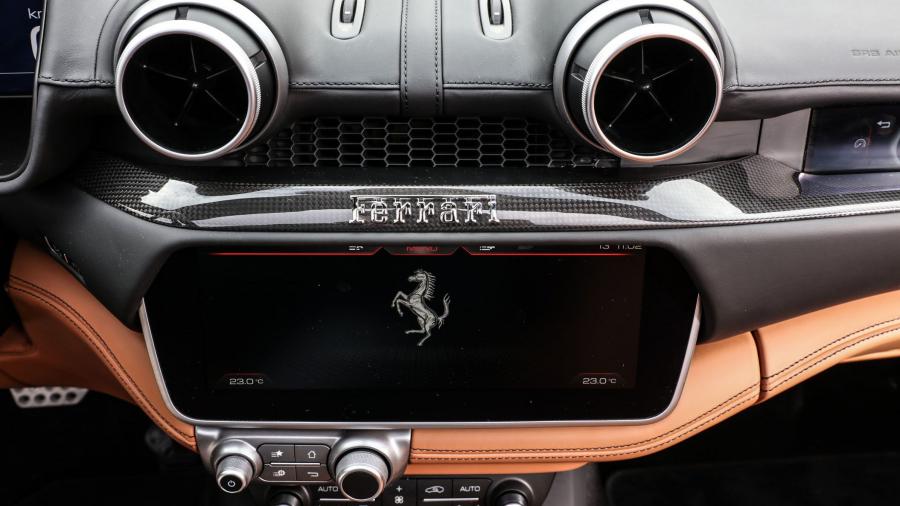 Детали интерьера Ferrari Portofino 2017 года  (фото 40 из 115)